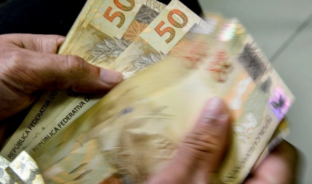 Leia mais sobre o artigo Salário mínimo do próximo ano poderá ser de R$1.421